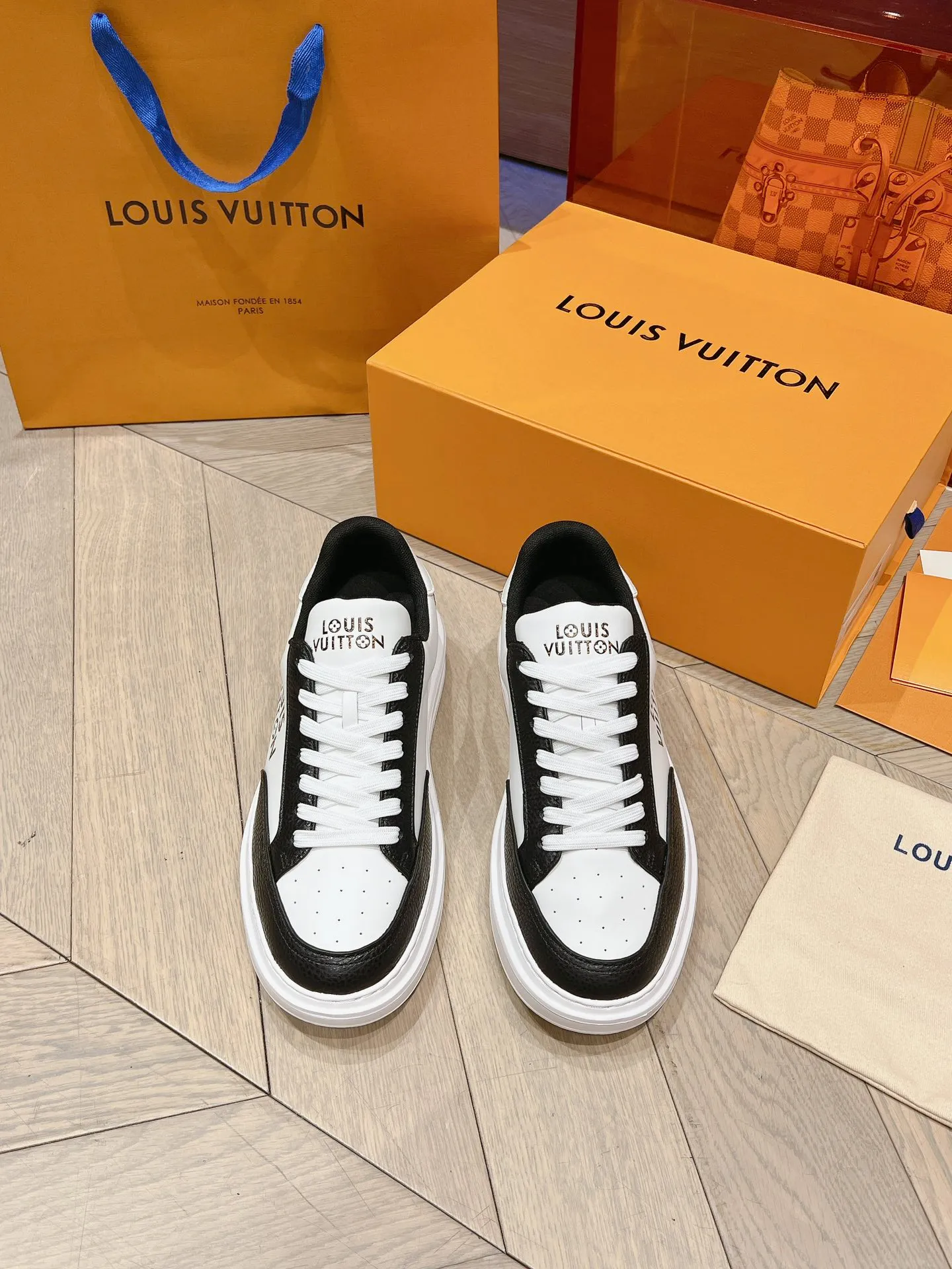👟👟Ex-factory price 680👟👟 LV 2024 new height-increasing white shoes, color matching and leather craftsmanship, 3D logo embossing technology on the heel to increase the three-dimensional effect, pebbled cowhide, PU foam outsole! Super lightweight! Your feet won’t get tired from walking.  Code number: 37-45